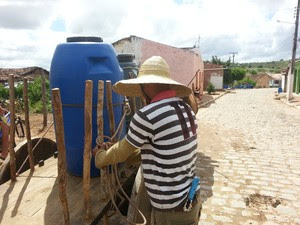 Antes das cisternas, famílias precisavam buscar água em açudes ou barragens com água imprópria para consumo humano. (Foto: Acqualimp/Divulgação)