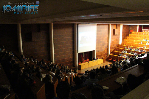 Eduardo Souto de Moura na Conferência Álvaro Siza Vieira em Coimbra, a falar e mostrar algumas fotografias dos seus projectos e trabalhos que fez com o Arquitecto Álvaro Siza Vieira ao longo da sua carreira. Conferência realizada na Universidade de Coimbra a 31 de outubro de 2015