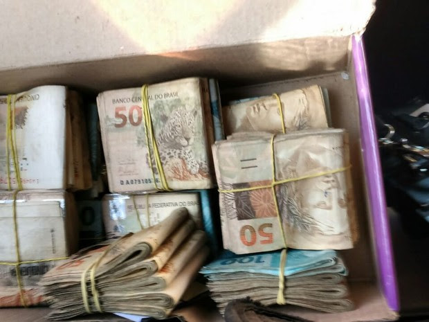 Dinheiro foi apreendido com um dos suspeitos (Foto: Divulgação/MP)