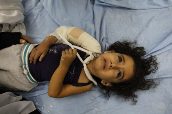 Otro de los objetivos nocturnos fue la Universidad Islámica de Gaza y una comisaría de la Policía de Hamás, informó la agencia de noticias palestina Maan, que elevó a 38 el número de palestinos muertos y a 280 el de heridos desde que se inició la operación militar, el pasado 14 de noviembre. El último bombardeo dejó nueve víctimas mortales y más de 30 heridos, entre ellos varios niños.  AFP / Mohammed Abed