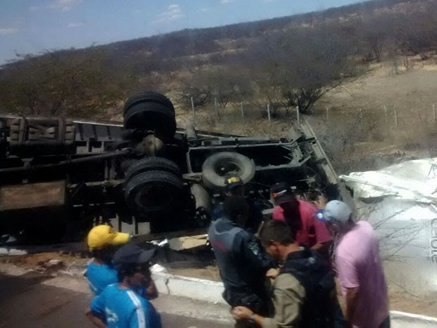 Caminhão que tomou na BR-304 estava carregado de equipamentos e produtos esportivos (Foto: Fernanda Rodrigues)
