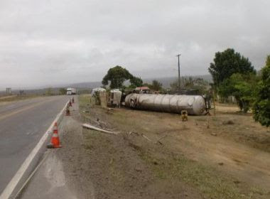 BR-116: Motorista embriagado é preso após tombar carreta com produto altamente inflamável e tóxico