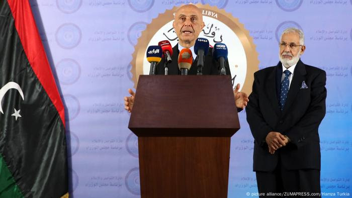 Italian interior minister Marco Minniti (left) speaks during a press conference in Tripoli (picture alliance/ZUMAPRESS.com/Hamza Turkia)