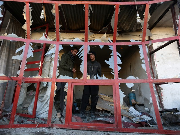 Atentado destruiu parte de prédio em Cabul (Foto: AP Photo/Rahmat Gul)