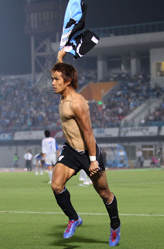 フォットボールジャーナル サッカー 日本代表 阿部勇樹 浦和 左ふくらはぎを痛めてチームから離脱 代わって谷口博之 横浜m を招集