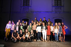 Los premiados, con Maitena Muruzábal,Ádela González y Mar Basail, en el centro.