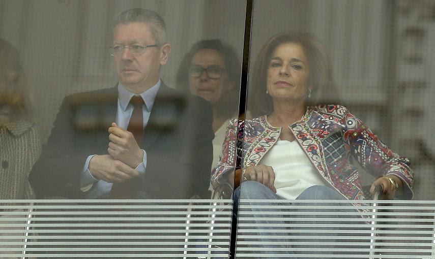 Los exalcaldes de Madrid Alberto Ruiz-Gallardón y Ana Botella siguen desde la la tribuna de invitados la sesión de constitución del Ayuntamiento de la capital. EFE/Chema Moya