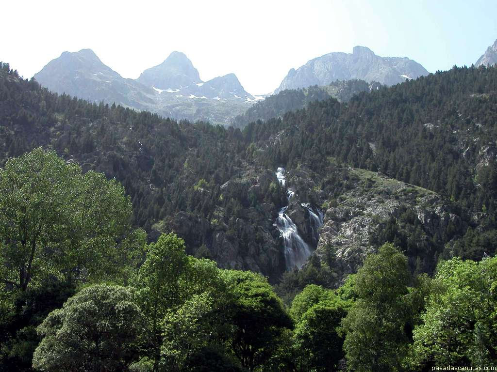 http://www.pasarlascanutas.com/paisajes_pirineo/panticosa/panticosa_1739.JPG