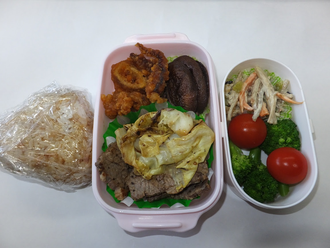 焼肉 イカ唐揚げ おかかおにぎり 一人お弁当日記