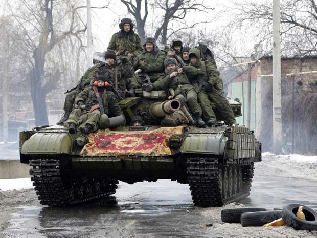 Membros das froças armadas dos rebeldes de Donetsk dirigem um tanque em Donetsk nesta quinta-feira (22) (Foto: REUTERS/Alexander Ermochenko)