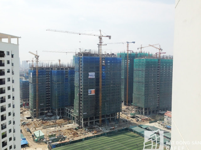 Toàn cảnh dự án đang xây dựng. Có những tòa chung cư đã xây đến tầng 24.