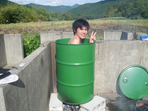 q芸人 たけだバーベキューが焼く 男の憧れ ドラム缶風呂