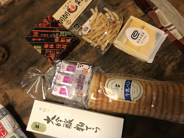 山梨のおすすめお土産を探せ 今回は初狩pa 談合坂sa限定を中心に買ってきました カエルツアーズ