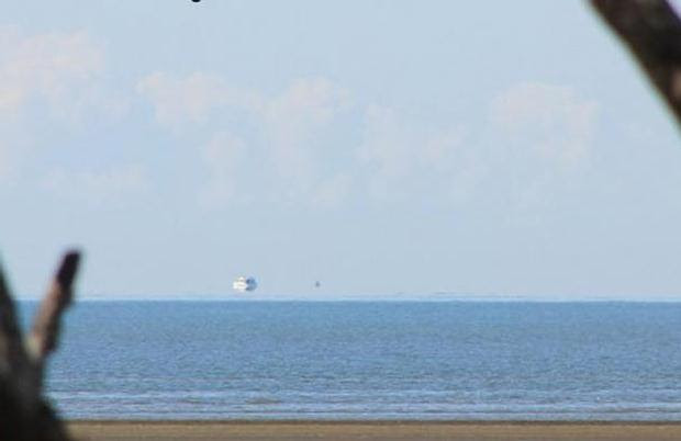 Fata Morgana fotografiado en la costa este de Australia el 26 de agosto de 2012. El efecto crea la ilusión óptica de un barco flotando sobre el horizonte.