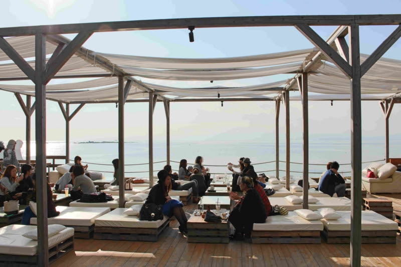 Caban 靴を脱いでゴロ寝ができる 逗子の絶景すぎるカフェ Zekkei Cafe Bar S Blog