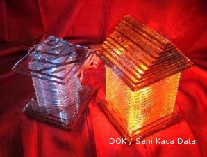 Hasil usaha bercahaya dari kerajinan  limbah  kaca 