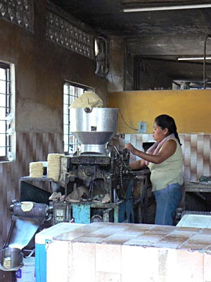 fabrication des tortillas.jpg