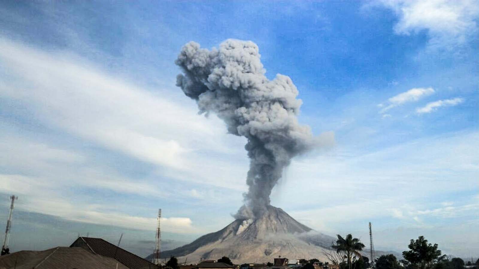 Sinabung volcano erupts launching earthquakes and sending Sinabung volcano erupts launching earthquakes and sending