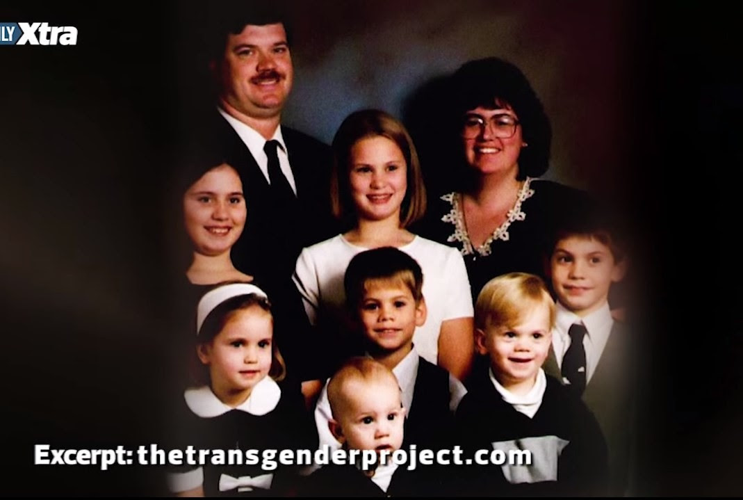 Stefonknee  com sua ex-mulher e seus filhos antes da transformação