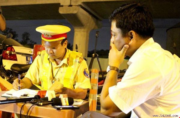 Với nồng độ cồn đạt 0.176mg/l khí thở, người này bị Đội CSGT lập biên bản xử phạt vi phạm hành chính. Ảnh: LÊ THOA