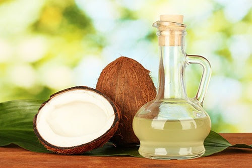 Dầu dừa là nguyên liệu dùng để làm đẹp quá đỗi quen thuộc. Ngoài việc làm mượt tóc, mờ vết thâm quầng mắt, dầu dừa còn có tác dụng trị mụn rất hiệu quả. Hàm lượng Vitamin E và độ ẩm tự nhiên có trong dầu dừa có khả năng điều tiết bã nhờn, làm thông thoáng lỗ chân lông và xóa mờ các vết thâm, đốm tàn nhang nhanh chóng. 