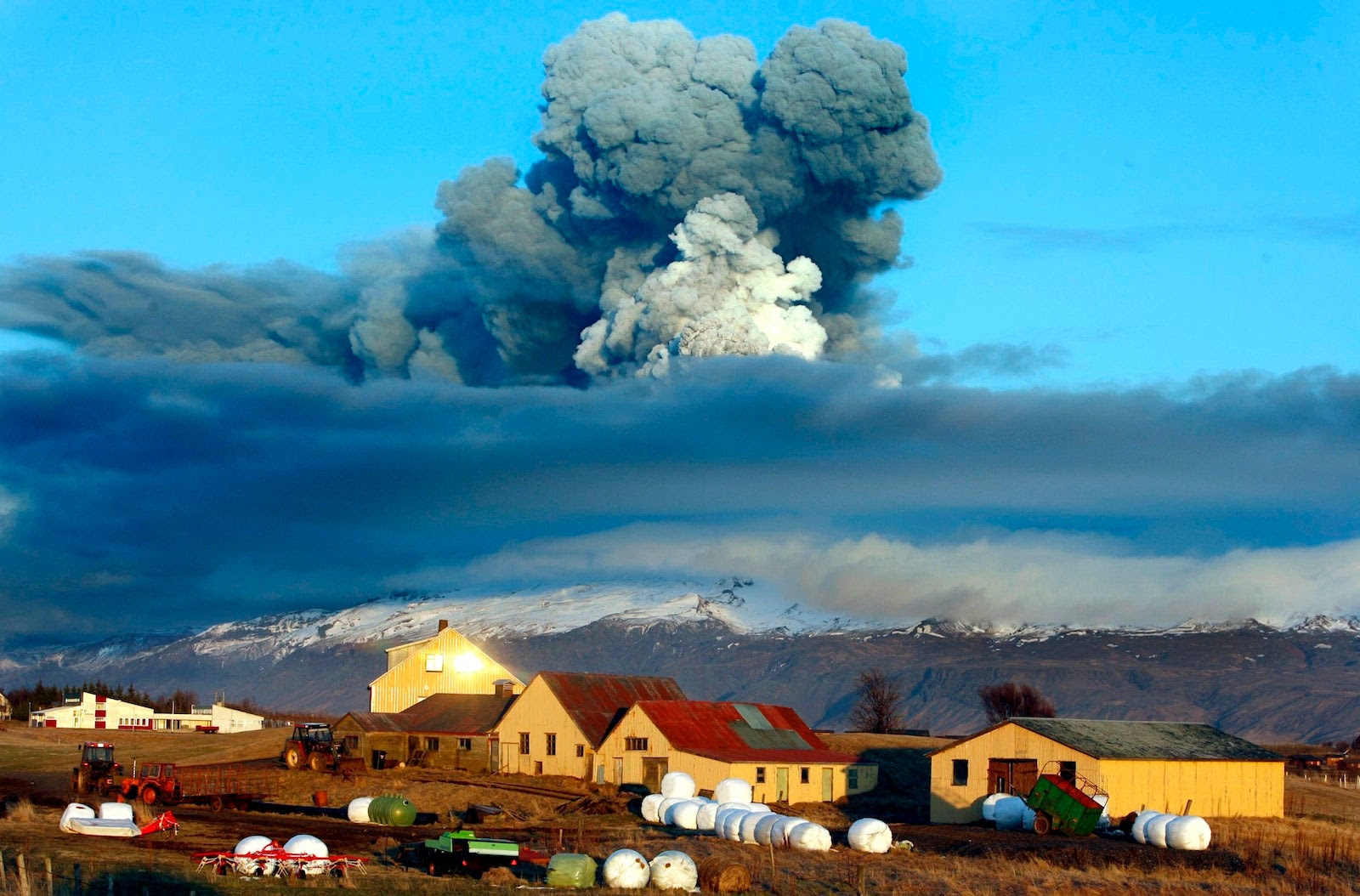 A terrível beleza de erupções vulcânicas e rios de lava