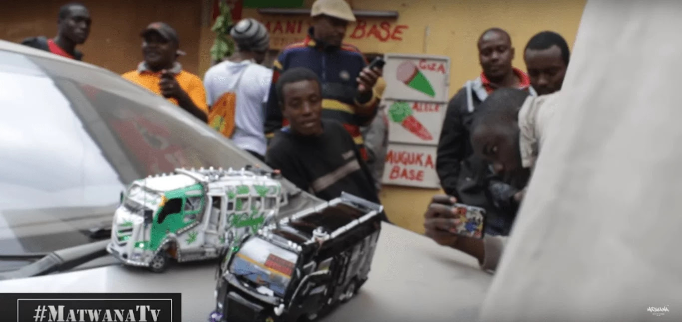This minibuses conductor has a special talent and it will amaze you