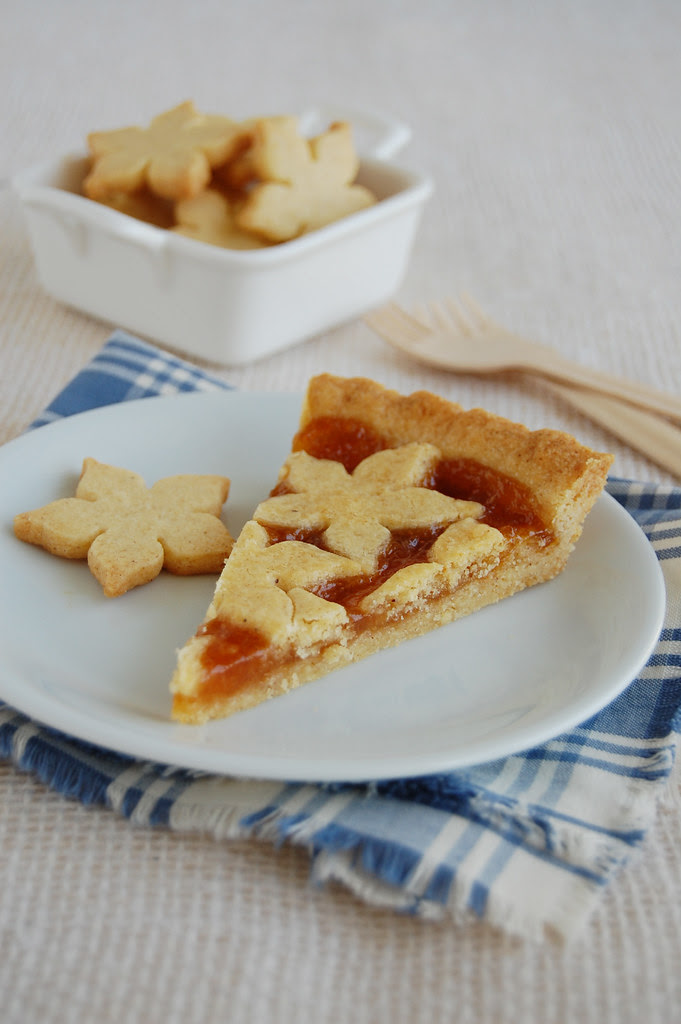 Apricot and almond tart / Torta de amêndoa e geléia de damasco