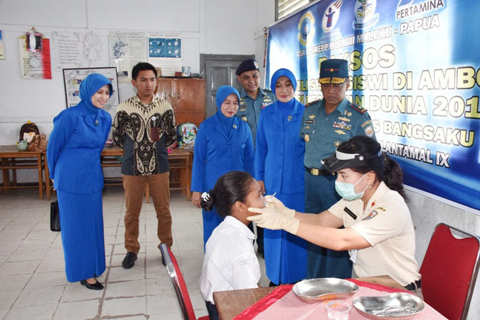 Ambon, Malukupost.com - Pangkalan Utama TNI AL (Lantamal) IX/ Ambon berkerja sama dengan CSR dan SMEPP MOR VIII PT. Pertamina (Persero) Wilayah Maluku dan Papua, Rabu (8/3), menggelar bakti sosial (Baksos) kesehatan "Peduli Siswa/Siswi", menyambut peringatan Hari Kesehatan Dunia yang jatuh pada 7 April 2017. Bakti sosial berupa penyuluhan kesehatan, parade sikat gigi, pemeriksaan mata dan gigi digelar di SD 1 dan 2 Hang Tuah serta SMP Hang Tuah yang berada di kompleks Lantamal IX di desa Halong, kecamatan Baguala. Kegiatan yang dijadwalkan hingga 13 Maret 2017 itu juga digelar di SD Negeri 1, 2, 14, 82, dan SD Inpres Ambon, serta SMP Negeri 9, 12, 13, dan SMP Alfatah.
