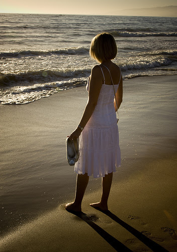 フリー画像 人物写真 子供ポートレイト 少女 女の子 外国の子供 後ろ姿 ビーチ 海辺 画像素材なら 無料 フリー写真素材のフリーフォト