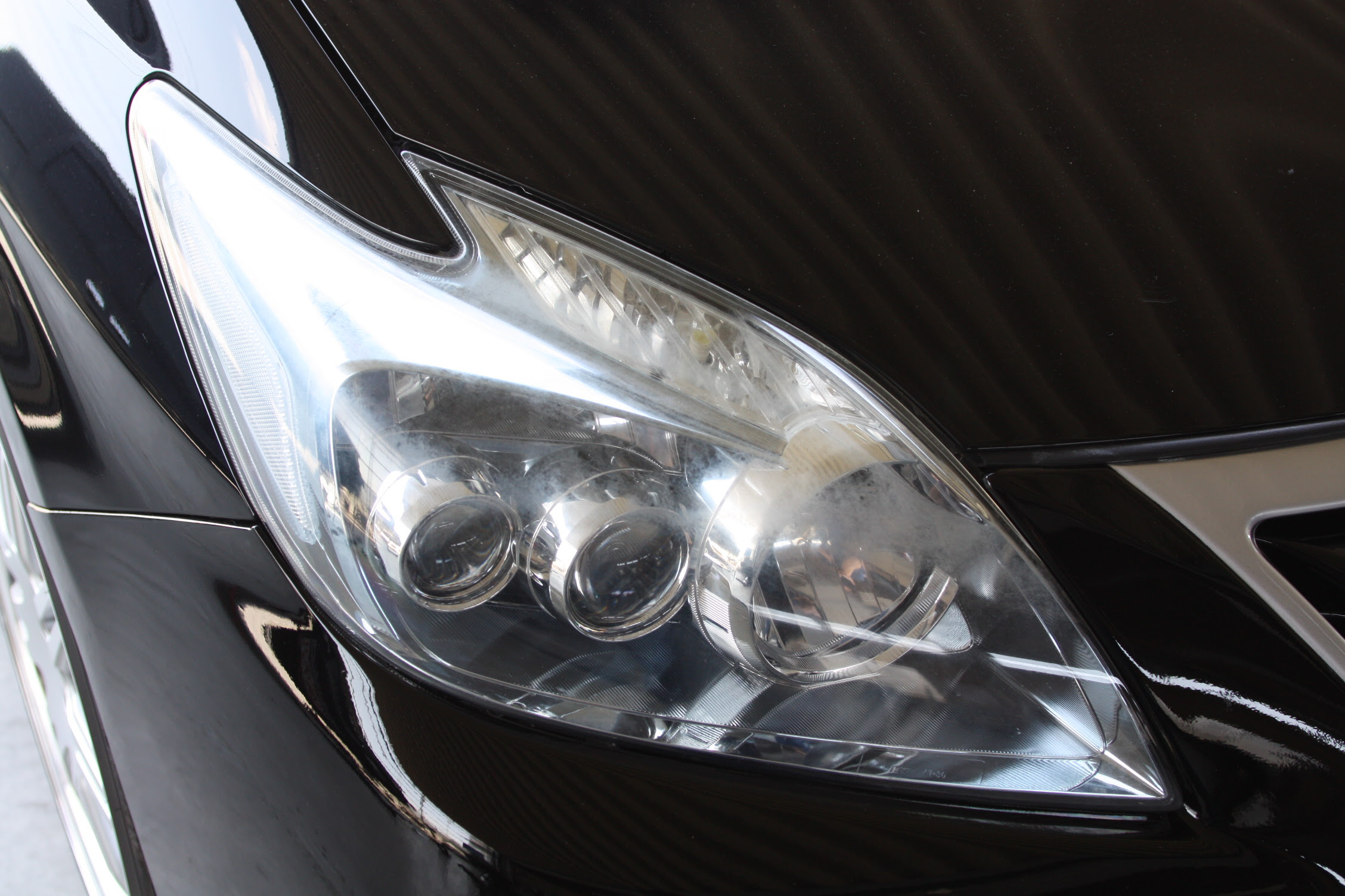 プリウス ヘッドライト黄ばみの修理 袋井の板金 塗装 中古車販売店 オートガレージ ストレート