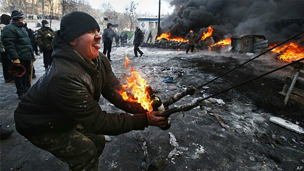 Manifestante usa catapulta em confronto em Kiev (AP)