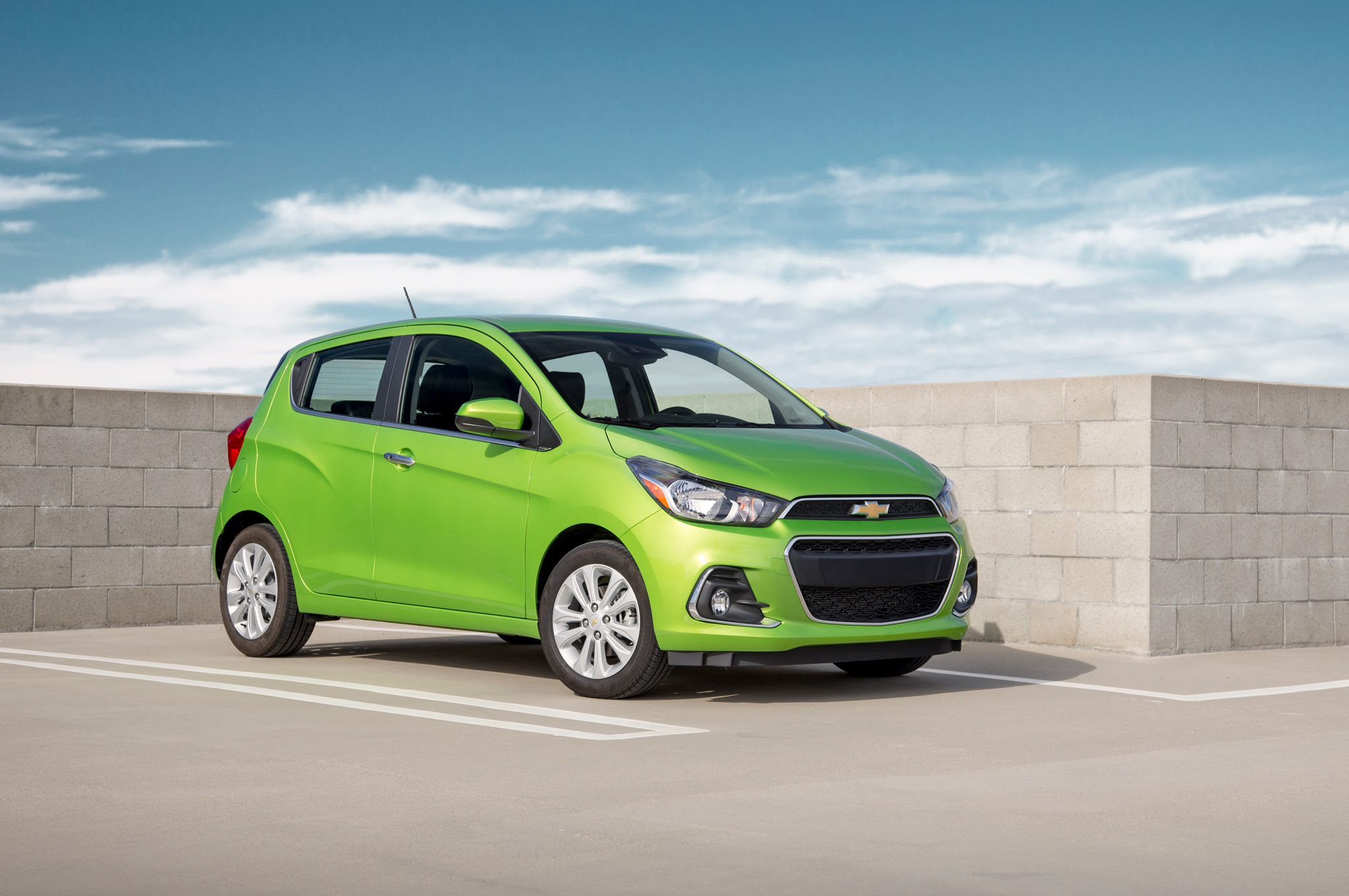 2016 Chevrolet Spark LT front three quarter 02