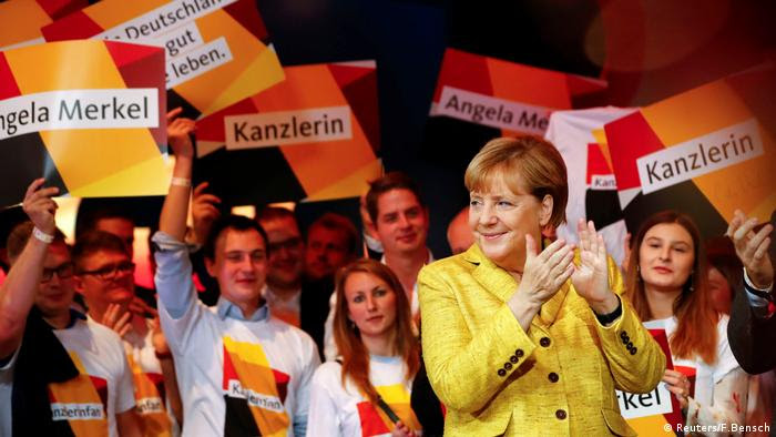 Berlin, Bundeskanzlerin Angela Merkel im Wahlkampf (Reuters/F.Bensch)