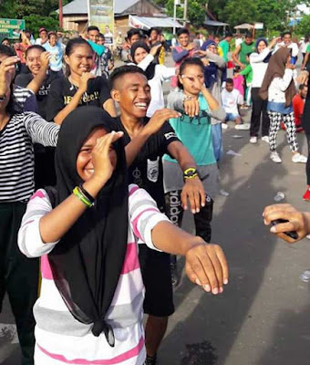 Bula, Malukupost.com - Fenomena goyang tobelo dianggap mengikis budaya di Kabupaten Seram Bagian Timur (SBT), hal ini membuat LSM Rembuk Pro Rakyat berencana akan membubarkan Goyang tobelo jika berpakaian tidak sesuai kaidah agama. Ketua LSM Rembuk Pro Rakyat Ismail Rumbalifar di Bula, Selasa (13/12), mengatakan fenomena goyang tobelo yang lagi membooming di SBT, dianggap akan mengancam budaya dan kultur masyarakat SBT. "Iya betul goyang tobelo ini sungguh meresahkan masyarakat, dan yang lebih aneh goyang tobelo seakan bagaikan budaya di SBT, sehingga Instansi pemerintah saja dijadikan wahana pelatihan pada jam-jam kerja," ungkapnya. Menurut Rumbalifar,Goyang tubelo ini ditakutkan bakal mengikis tradisi dan budaya di SBT, karena telah menghipnotis seluruh elemen masyarakat mulai dari ibu-ibu hingga anak-anak sekolah Dasar. "Yang kami takutkan goyang Tobelo ini akan mengikis budaya dan tradisi SBT, karena goyang tobelo ini telah merasuk ke sum sum tulang warga SBT bulan saja Ibu-ibu bahkan anak sekolah dasar pun telah terasuki," pungkasnya. Rumbalifar katakan, pihaknya merencanakan akan membubarkan goyang tobelo tersebut pada saat penyelenggaraan jika berpakaian tidak sesuai dengan kaidah agama Islam.