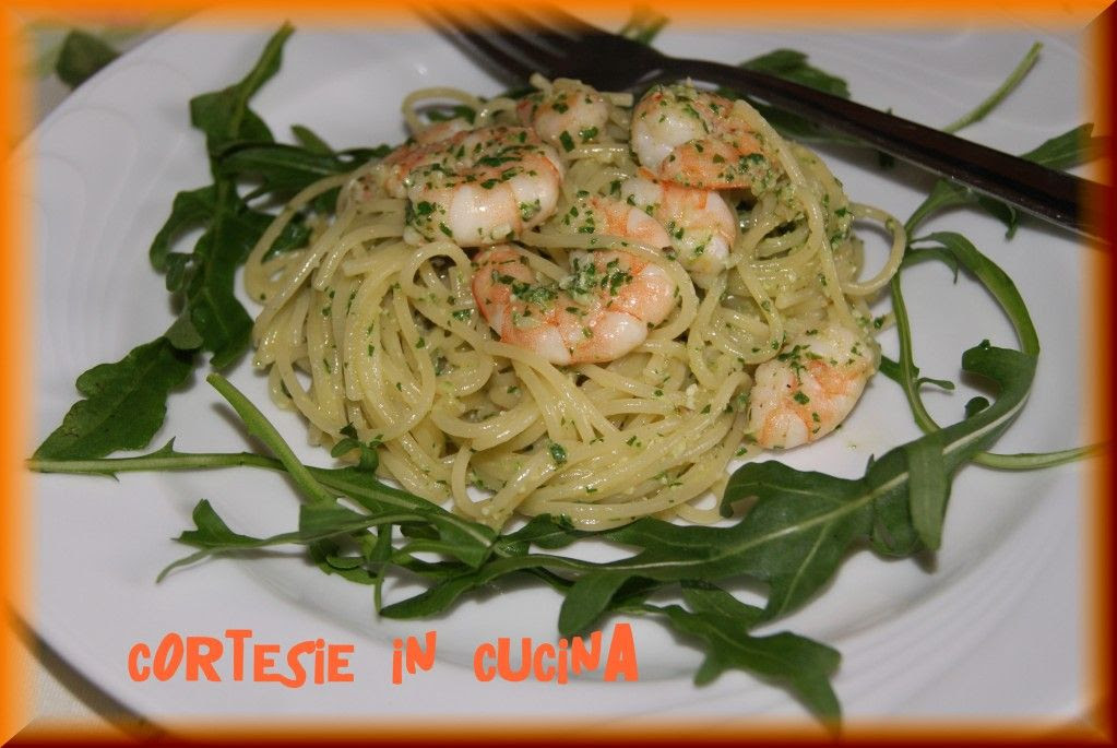 Spaghetti con pesto di rucola e gamberetti