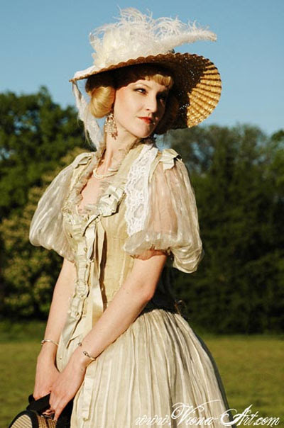 18th Century Picnic: Viona (above) makes it happen.