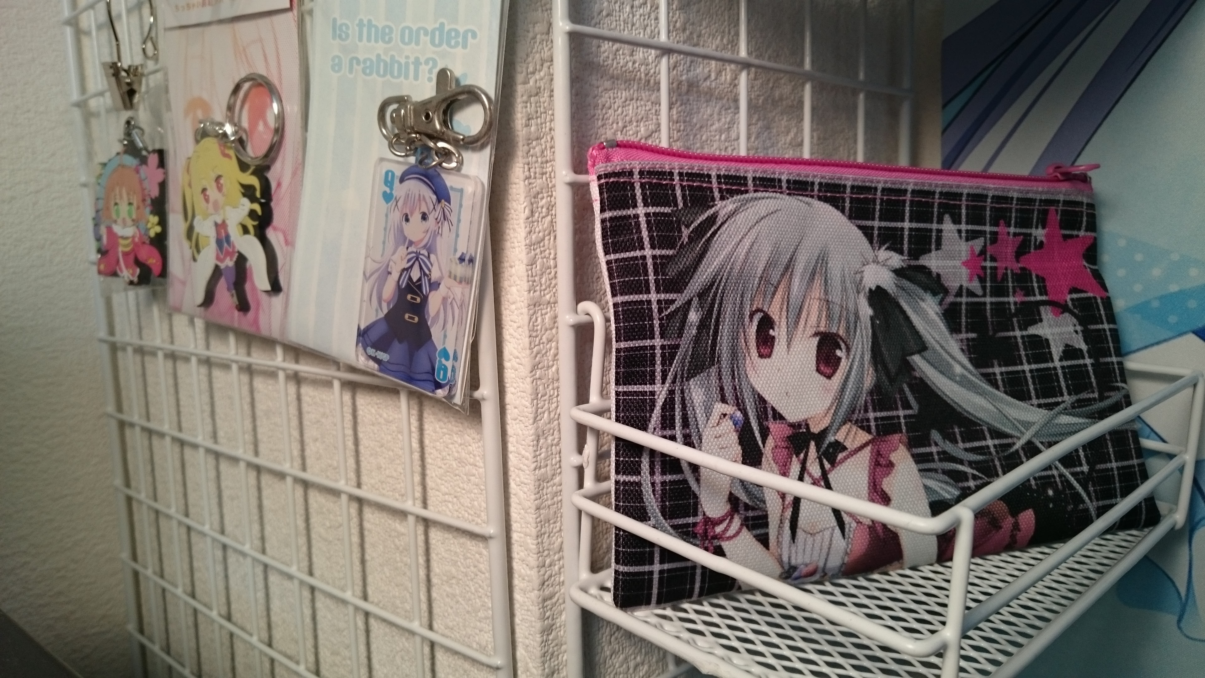 100均のワイヤーネットを活用し アニメ系のラバストやキーホルダーの飾り方を説明 痛部屋改造 機械は友達 二次元は恋人 まったりオタク 系ライフblog