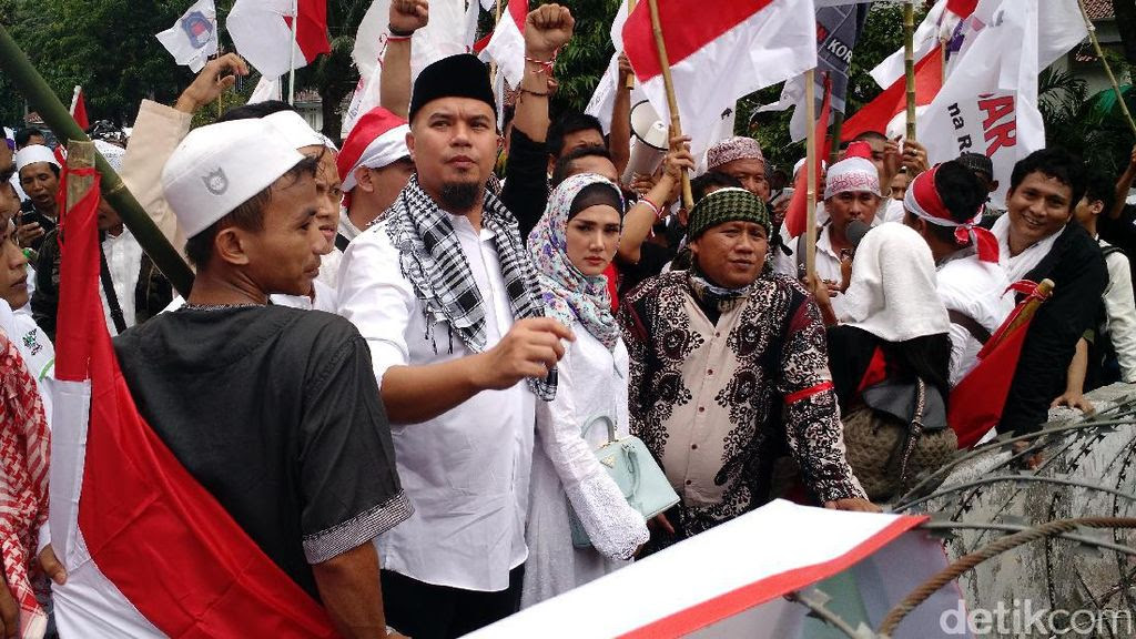 Ada Apa antara Ahmad Dhani dengan Julia Perez?
