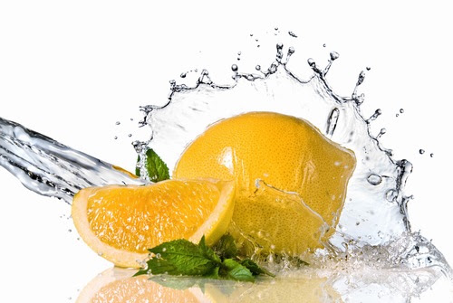 Chanh giàu axit tự nhiên đem đến tác dụng trị tàn nhang hữu hiệu. Bên cạnh đó nhóm vitamin C trong chúng còn giúp nuôi dưỡng làn da sáng khỏe mỗi ngày. Đối với những đốm nâu sậm xuất hiện, bạn có thể sử dụng nước cốt chanh thoa lên vùng da bị tàn nhang, kết hợp mát xa nhẹ nhàng giúp các dưỡng chất thẩm thấu. Lưu lại chừng 4 phút thì rửa lại với nước ấm, thấm khô với khăn mềm