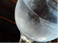 O vapor de água condensou ao entrar em contato com a taça à temperatura menor.