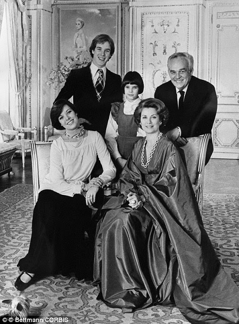Official picture of the Monaco Reigning Family, taken for the twentieth anniversary of the sovereigns' wedding