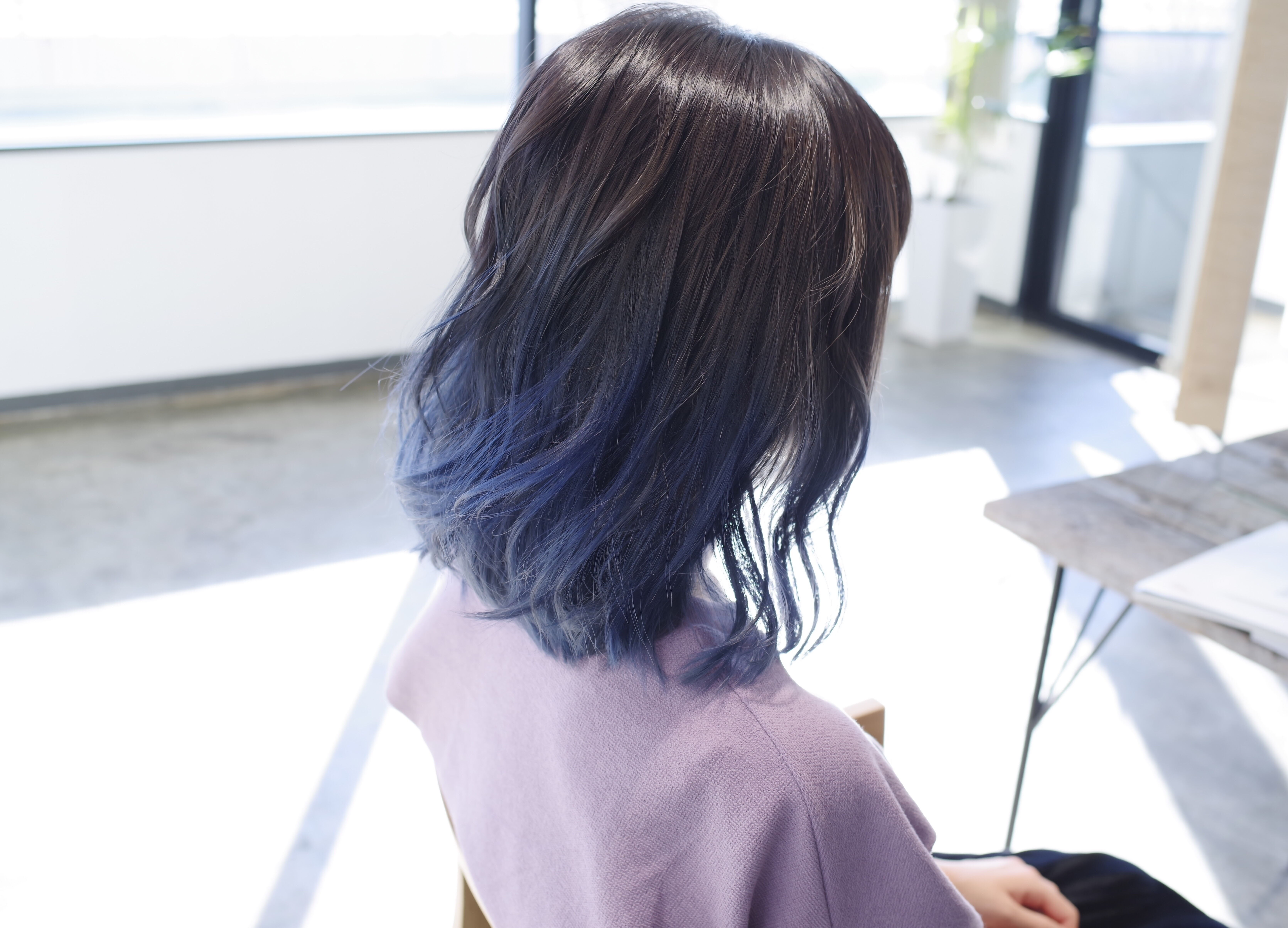 春はカラフルなヘアカラーが可愛い 黒髪とホワイトブリーチをア
