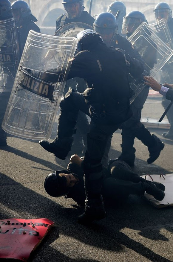 Un manifestante es agredido por un policía antidisturbios durante la protesta contra las medidas de austeridad de los gobiernos del sur de Europa el 14 de noviembre de 2012 en Roma. Foto: AFP.