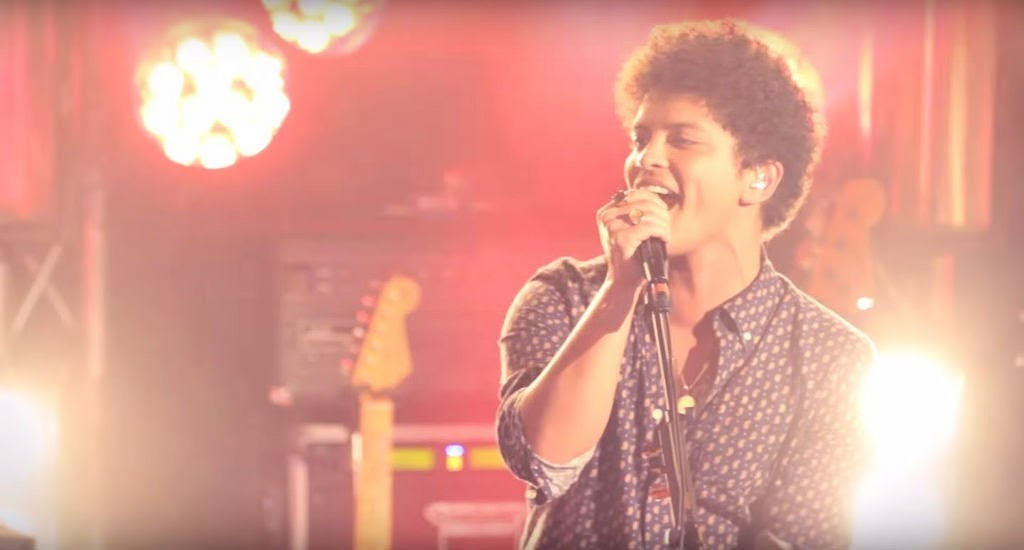 Bruno Mars - Locked out of Heaven [Live in Paris] : Liked on YouTube http://dlvr.it/Q88yc9
