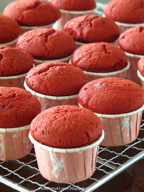 Red Velvet Cake Cupcakes with cream cheese frosting