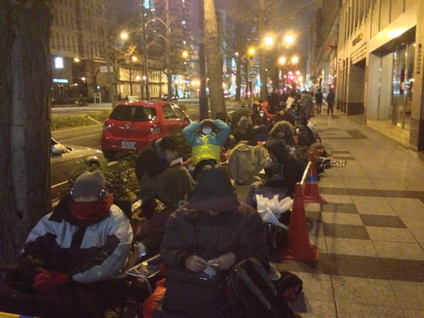 Appleストア心斎橋 すでに行列300人超える