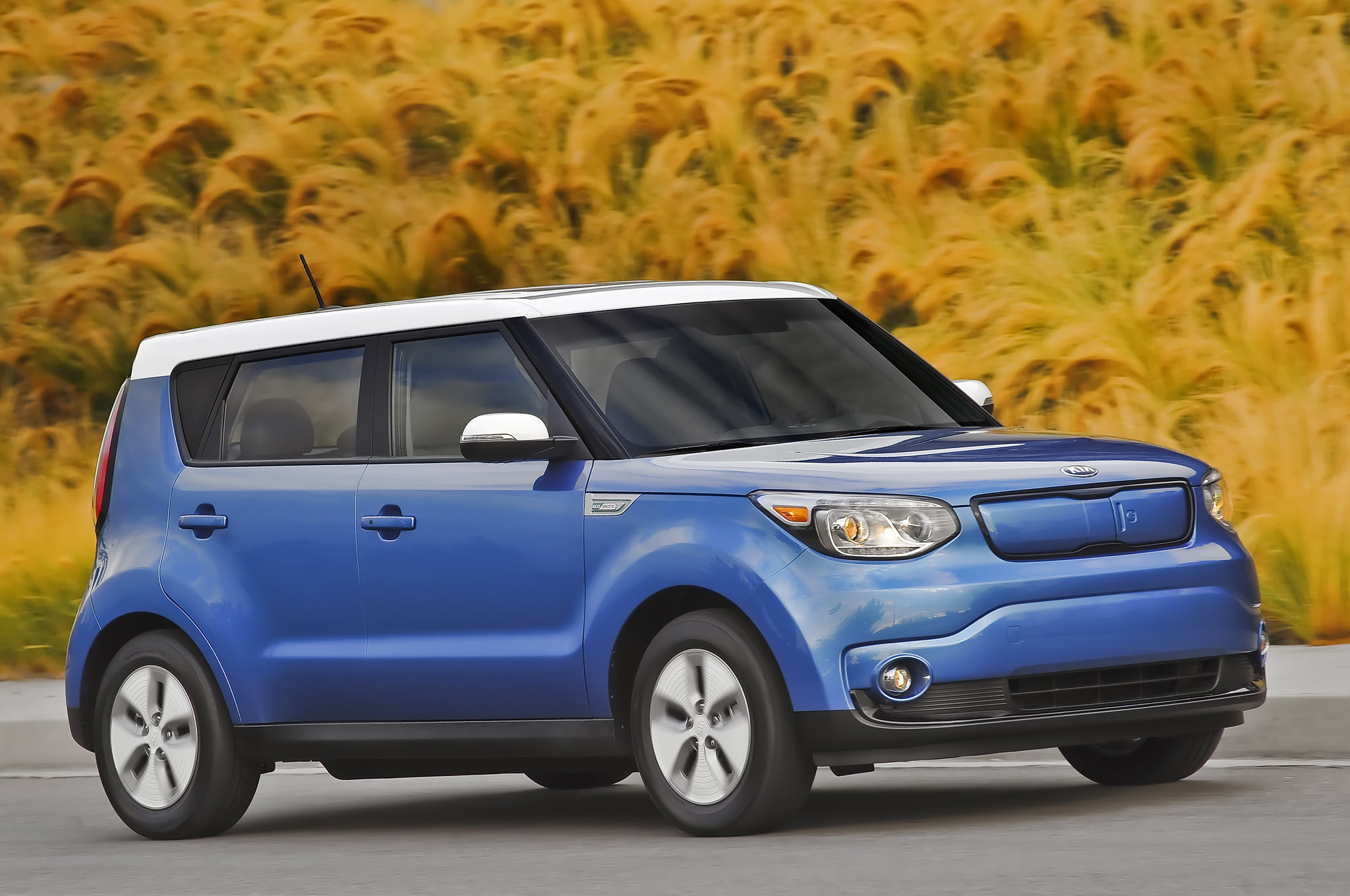 2016-Kia-Soul-EV-front-three-quarter-04