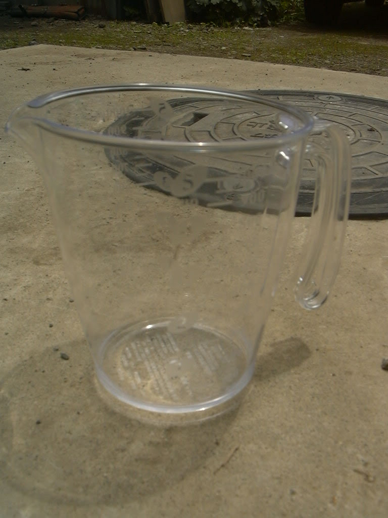 オイル交換 オイル交換の時期になりました 今まではバイク屋に任せていたのですが 今回は自分でやってみました ズーマーのドレンボルトはセンタースタンドの後ろにあります オイル受けには100均のボールを使いました ズーマーのオイルは600cc