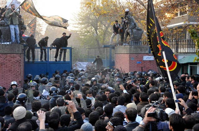 Demonstran Serang Kedubes Inggris di Teheran